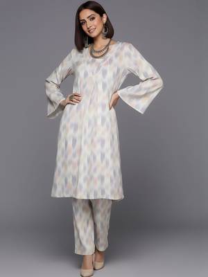 Women Printed Regular Kurta with Trousers 2
