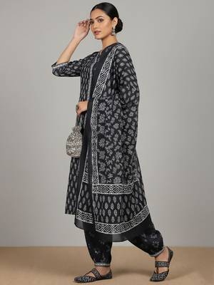 Women Ethnic Motifs Printed Angrakha Kurta with Patiala & With Dupatta 3