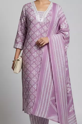 Women Floral Printed Regular Kurta with Trousers & With Dupatta