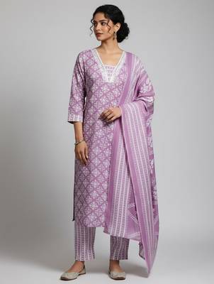 Women Floral Printed Regular Kurta with Trousers & With Dupatta 5