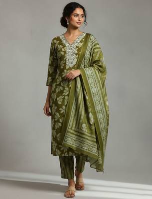 Women Floral Printed Regular Thread Work Kurta with Trousers & With Dupatta 1