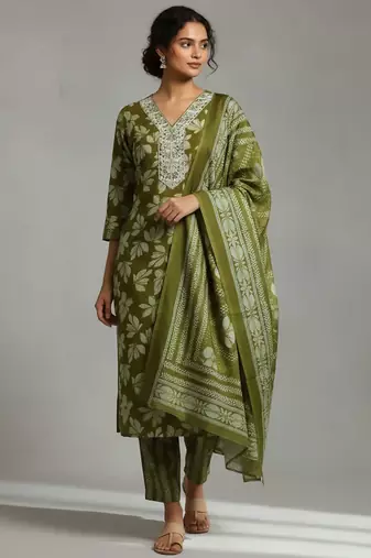 Women Floral Printed Regular Thread Work Kurta with Trousers & With Dupatta
