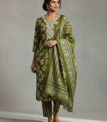 Women Floral Printed Regular Thread Work Kurta with Trousers & With Dupatta