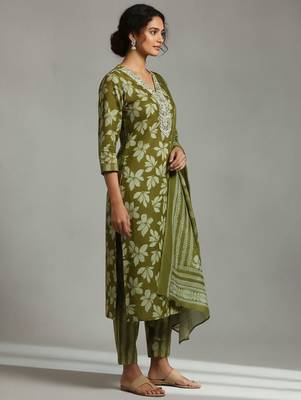Women Floral Printed Regular Thread Work Kurta with Trousers & With Dupatta 2