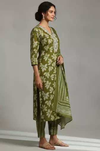 Women Floral Printed Regular Thread Work Kurta with Trousers & With Dupatta