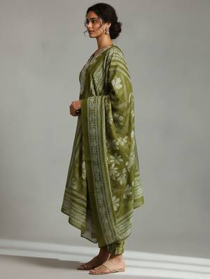 Women Floral Printed Regular Thread Work Kurta with Trousers & With Dupatta 3