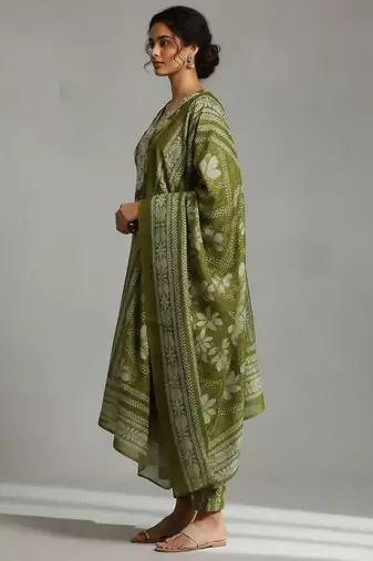 Women Floral Printed Regular Thread Work Kurta with Trousers & With Dupatta