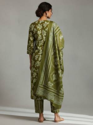 Women Floral Printed Regular Thread Work Kurta with Trousers & With Dupatta 4