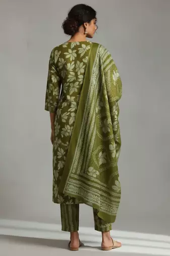 Women Floral Printed Regular Thread Work Kurta with Trousers & With Dupatta