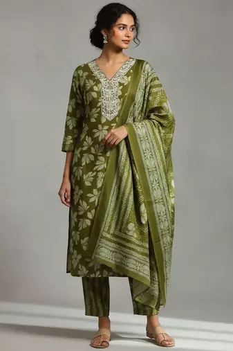 Women Floral Printed Regular Thread Work Kurta with Trousers & With Dupatta