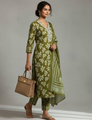 Women Floral Printed Regular Thread Work Kurta with Trousers & With Dupatta 6