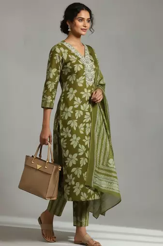 Women Floral Printed Regular Thread Work Kurta with Trousers & With Dupatta