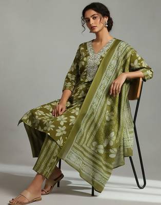 Women Floral Printed Regular Thread Work Kurta with Trousers & With Dupatta 7