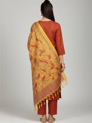 Women Floral Regular Kurta with Trousers & With Dupatta 5