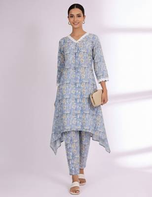 Women Floral Printed Regular Kurta with Trousers 1