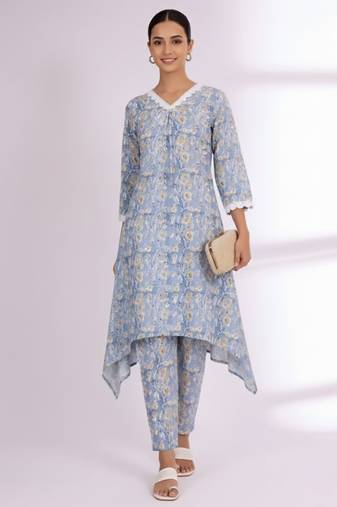 Women Floral Printed Regular Kurta with Trousers