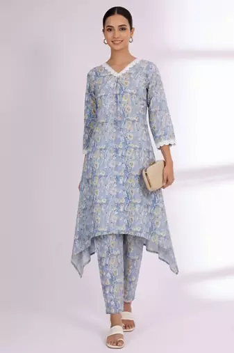 Women Floral Printed Regular Kurta with Trousers