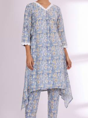 Women Floral Printed Regular Kurta with Trousers 2