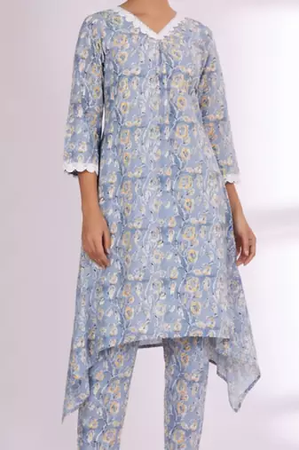 Women Floral Printed Regular Kurta with Trousers