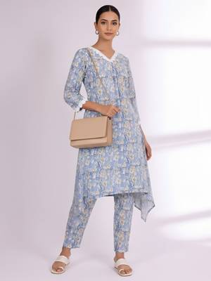 Women Floral Printed Regular Kurta with Trousers 6