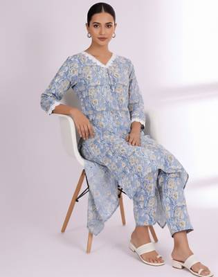 Women Floral Printed Regular Kurta with Trousers 7