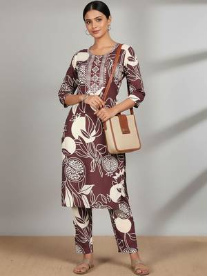 Women Floral Printed Regular Thread Work Kurta with Trousers 1
