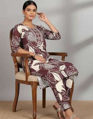 Women Floral Printed Regular Thread Work Kurta with Trousers 2