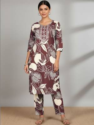 Women Floral Printed Regular Thread Work Kurta with Trousers 6