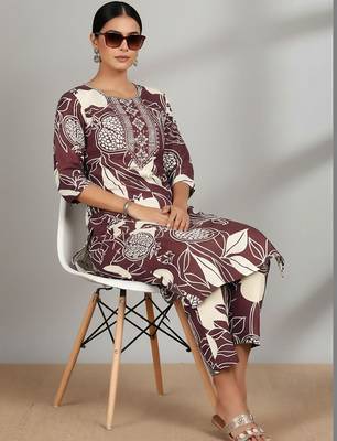 Women Floral Printed Regular Thread Work Kurta with Trousers 7