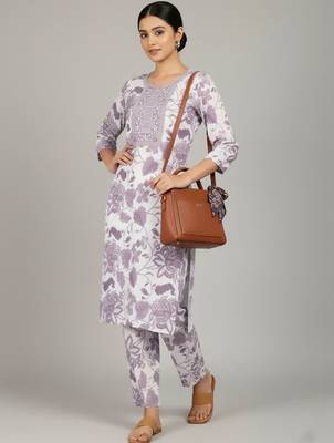 Women Floral Printed Regular Kurta with Trousers 1