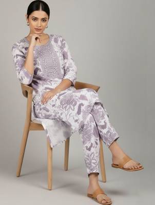 Women Floral Printed Regular Kurta with Trousers 2