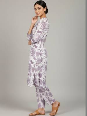 Women Floral Printed Regular Kurta with Trousers 3