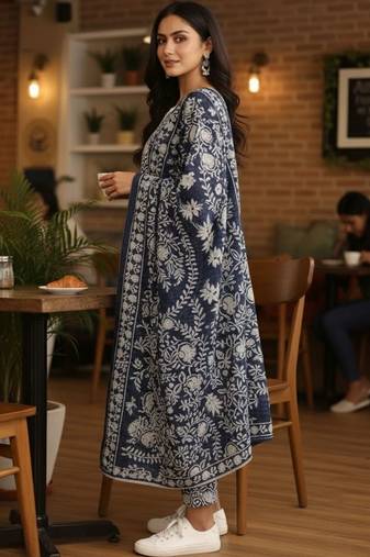 Women Floral Printed Regular Kurta with Trousers & With Dupatta