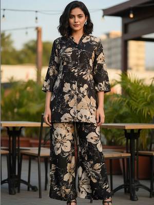 Women Floral Printed Regular Kurta with Trousers 1