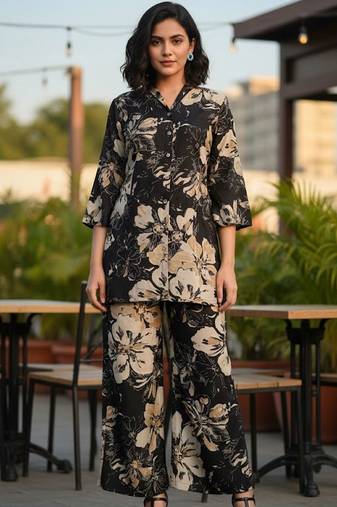 Women Floral Printed Regular Kurta with Trousers