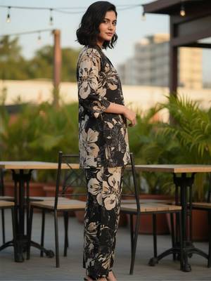 Women Floral Printed Regular Kurta with Trousers 4
