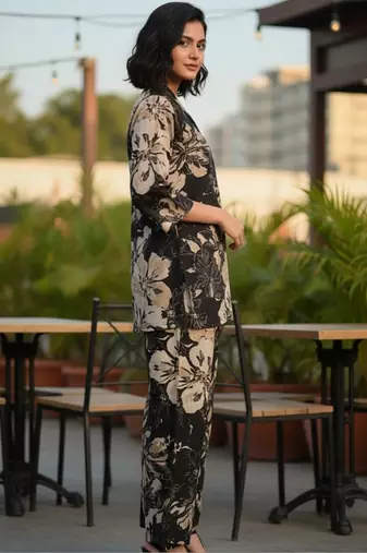 Women Floral Printed Regular Kurta with Trousers