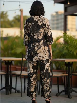 Women Floral Printed Regular Kurta with Trousers 5