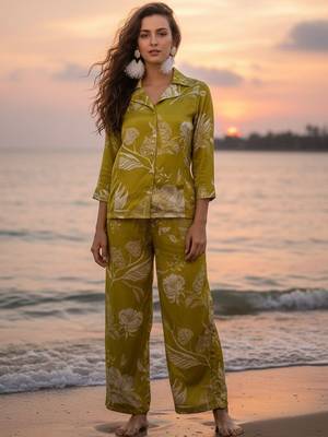 Women Floral Printed Regular Kurta with Trousers 1