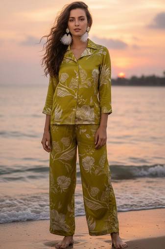 Women Floral Printed Regular Kurta with Trousers