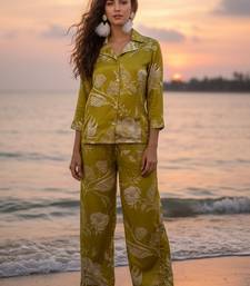 Women Floral Printed Regular Kurta with Trousers