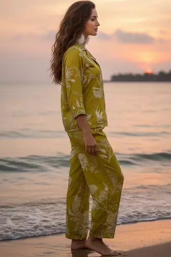 Women Floral Printed Regular Kurta with Trousers