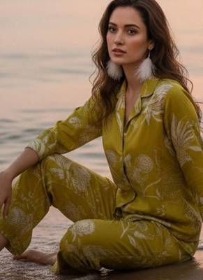 Women Floral Printed Regular Kurta with Trousers 3