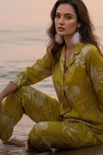 Women Floral Printed Regular Kurta with Trousers