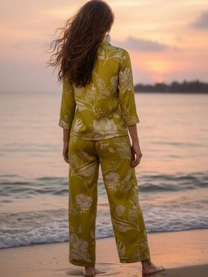 Women Floral Printed Regular Kurta with Trousers 4