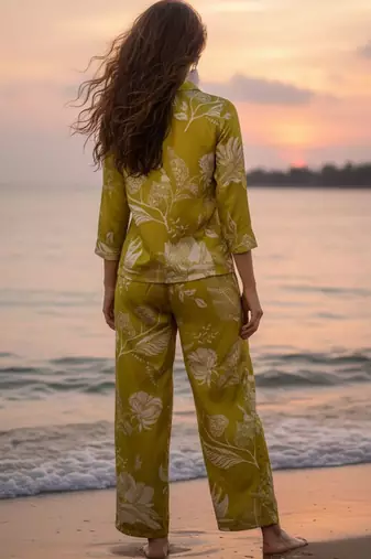 Women Floral Printed Regular Kurta with Trousers