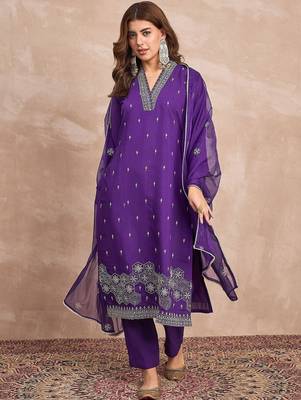 Floral Embroidered V-Neck Thread Work Straight Kurta With Trousers And Dupatta 1