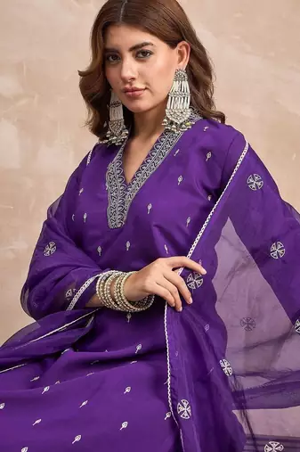 Floral Embroidered V-Neck Thread Work Straight Kurta With Trousers And Dupatta