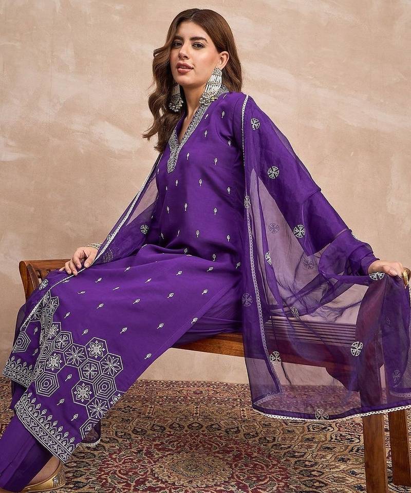 Floral Embroidered V-Neck Thread Work Straight Kurta With Trousers And Dupatta