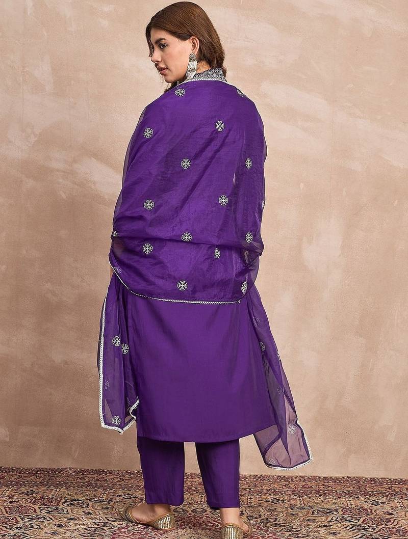 Floral Embroidered V-Neck Thread Work Straight Kurta With Trousers And Dupatta
